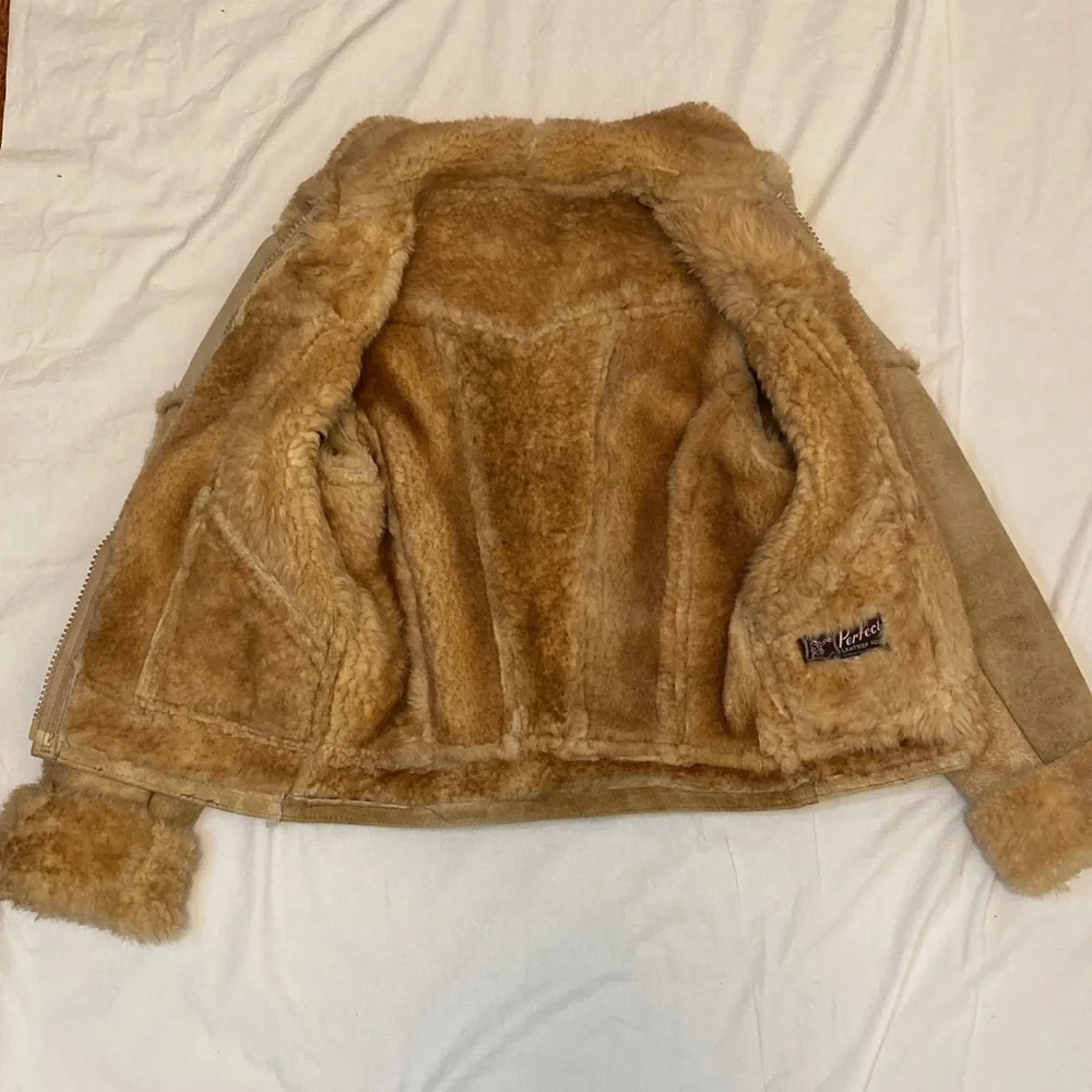 Women's Tan Shearling Zip-Up Jacket with Plush Collar - Picture 10 of 15